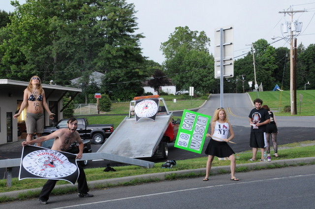 roller-derby-community-service-car-wash-2009